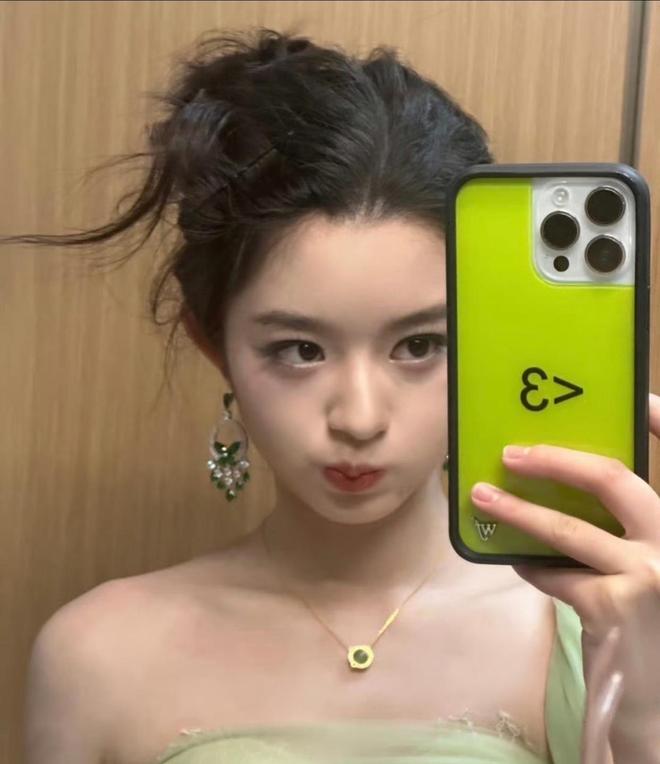 外登上热搜一家人身份疑都不简单黄杨钿甜风波持续发酵！奶奶意